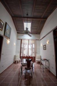 洛哈Vilcabamba casa / granja Vilcabamba house / farm的一间带桌椅和天花板的用餐室