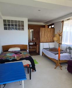 洛斯拉甘斯Bungalow Villa Alive的一间卧室设有两张床和蓝色长凳