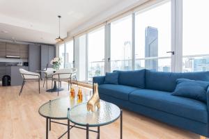 Loma del NaranjoBoutique Apartments Panamá Marbella的客厅配有蓝色的沙发和桌子