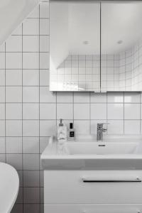 斯德哥尔摩Amazing family home in Stockholm的白色的浴室设有水槽和卫生间。