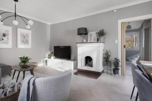 斯德哥尔摩Amazing family home in Stockholm的白色的客厅设有壁炉和电视。