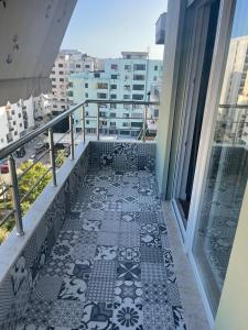 都拉斯Emi Apartment的大楼内的阳台铺有瓷砖地板。