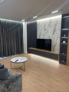 都拉斯Emi Apartment的带沙发和平面电视的客厅