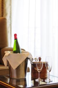 帕纳吉海滨露台酒店的桌子上带玻璃杯的桶装一瓶葡萄酒