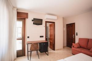 波多诺伏香克拉酒店的客厅配有沙发和墙上的电视