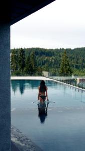 布克维Hotel Podgorie Spa的坐在水中的女人