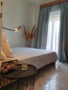 尼亚·卡利克拉提亚SEA BREEZE的一间卧室配有一张带桌子和窗户的床