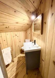 维耶拉Tuca - Triplex Priviletge con encanto的木制浴室设有水槽和镜子