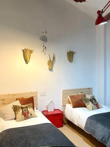 维耶拉Tuca - Triplex Priviletge con encanto的卧室配有两张床,墙上有花粉头