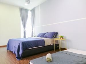 吉隆坡Setapak Central Signature Suites by Manhattan Group的一间卧室设有一张床和一个窗口
