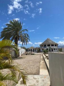 El YaqueCasa Maya Playa El Yaque的前面有棕榈树的房子