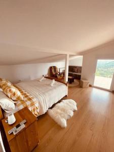索蒂略德拉德拉达Casa Brian del Tietar的一间卧室配有一张床,铺有木地板