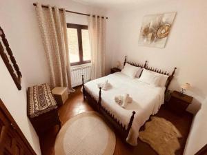 索蒂略德拉德拉达Casa Brian del Tietar的一间卧室配有一张带白色床单的床和一扇窗户。
