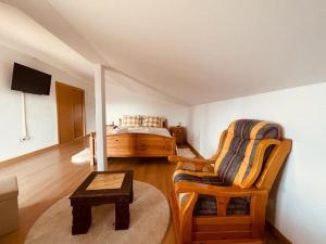 索蒂略德拉德拉达Casa Brian del Tietar的配有床、椅子和桌子的房间