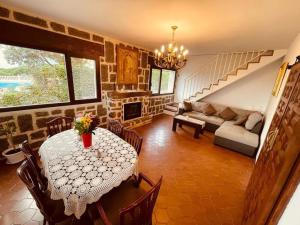 索蒂略德拉德拉达Casa Brian del Tietar的客厅配有桌子和沙发