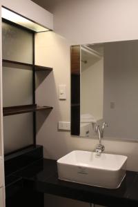 达沃市贝莹套房公寓式酒店的一间带水槽和镜子的浴室