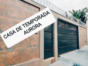 圣若昂-巴蒂斯塔-杜格罗里亚Casa temporada AURORA的带有读取cassis de tembourg nuncap的标志的车库门