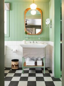 卡梅尔Le Petit Pali at Ocean Ave的一间带水槽和镜子的浴室