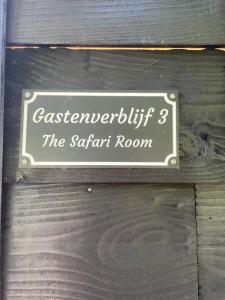 东福尔讷Sandra’s Gastenverblijf的木门上的一个座位房间的标志