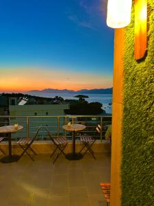 卡萨米尔Hotel Ajden by Mira Mare的阳台配有桌椅,享有海景。