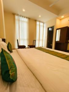 乌代浦Hotel Veer Palace near Udaipole Udaipur的一张大床,位于酒店客房内,