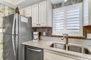 费南迪纳比奇Atlantic View Tropical Condo的厨房配有水槽和冰箱