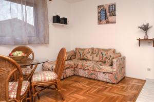 拉巴克Apartment Nia的客厅配有沙发和桌子