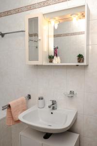 拉巴克Apartment Nia的一间带水槽和镜子的浴室