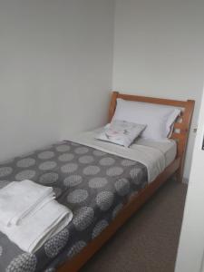 Golden ValleyHome in Cheltenham的一间卧室配有一张带黑白色棉被的床
