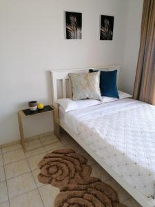 KgaphamadiCountry Block-Holiday home的卧室配有白色的床和地毯