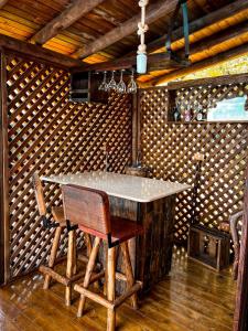梅尔加Kairos Deluxe的一间厨房,里面配有桌椅