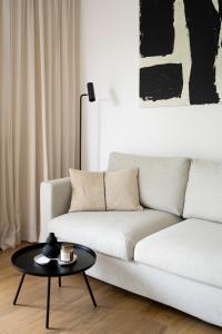 克拉科夫Unique & Modern Apartment Zabłocie的客厅配有白色的沙发和桌子