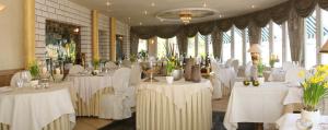 雷米希Domaine de la Forêt的用餐室配有白色的桌子和白色的椅子