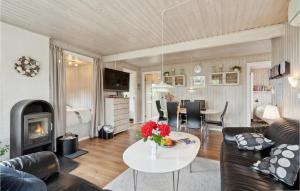 NæsStunning Home In Assens With Kitchen的客厅配有沙发和桌子