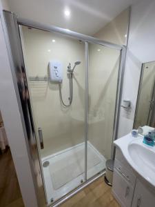 巴利卡斯尔Clare Forest Apartment的带淋浴和盥洗盆的浴室