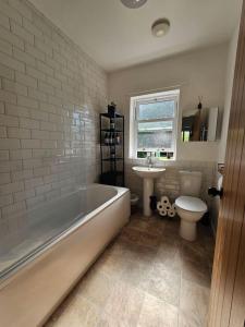 RavensworthRavensworth Cottage的带浴缸、卫生间和盥洗盆的浴室