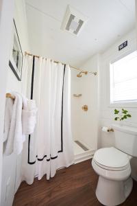 肯纳邦克Wanderer Cottages的白色的浴室设有卫生间和淋浴。