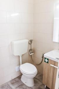 ArrentelaGolden Place - Seixal的浴室配有白色卫生间和盥洗盆。