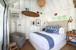 肯纳邦克Wanderer Cottages的一间卧室配有一张床、一张书桌和一个窗户。