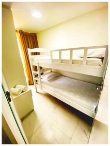 福塔莱萨Aquarius Residence的一间小房间,内设两张双层床