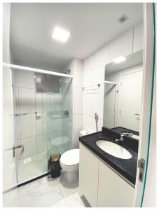 福塔莱萨Aquarius Residence的一间带玻璃淋浴和卫生间的浴室