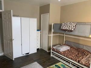 伦敦Entire 2 bedroom apartment的一间小卧室,配有双层床和双层床