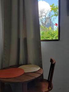 费尔南多 - 迪诺罗尼亚Batera House Noronha的一张木椅,窗户在房间内