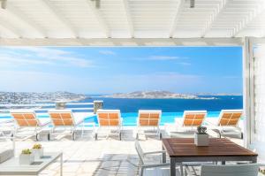图罗斯Aeri Villas & Apartments的一个带桌椅的海景庭院