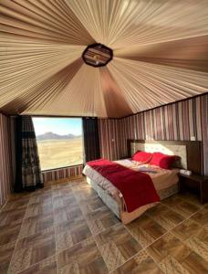 DisahEnjoy Wadi Rum stars的一间卧室设有一张大床和一个大窗户
