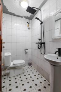 恩德培Haber Motel Enterprise Ltd的一间带卫生间和水槽的浴室