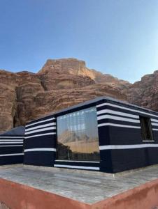 DisahEnjoy Wadi Rum stars的边有黑白条纹的建筑