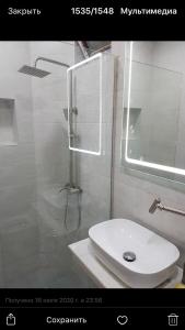 博尔若米My House的带淋浴和白色盥洗盆的浴室