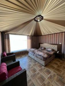 DisahEnjoy Wadi Rum stars的一间卧室设有一张床和天花板