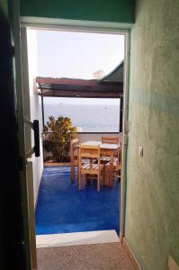 Cidade VelhaPousada Villa Concetta的海景客房 - 带桌子